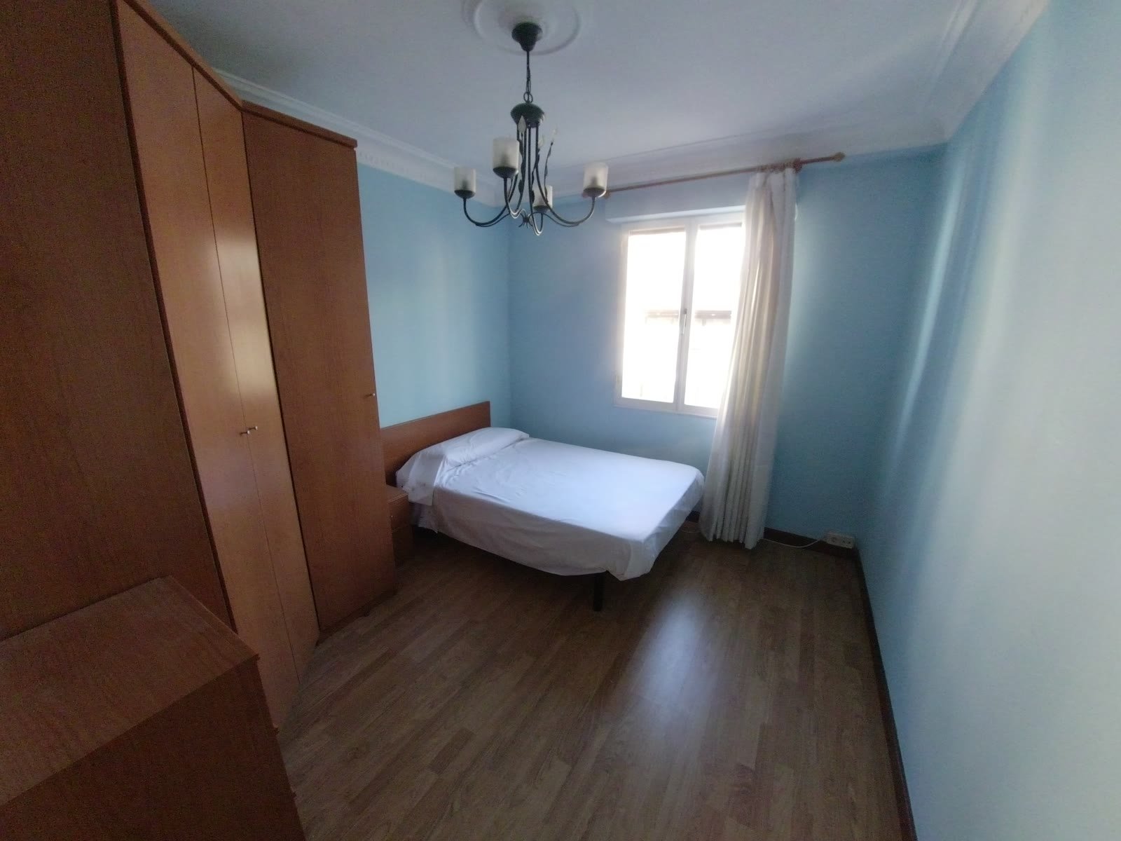 Dormitorio antiguo antes del lavado de cara para vender